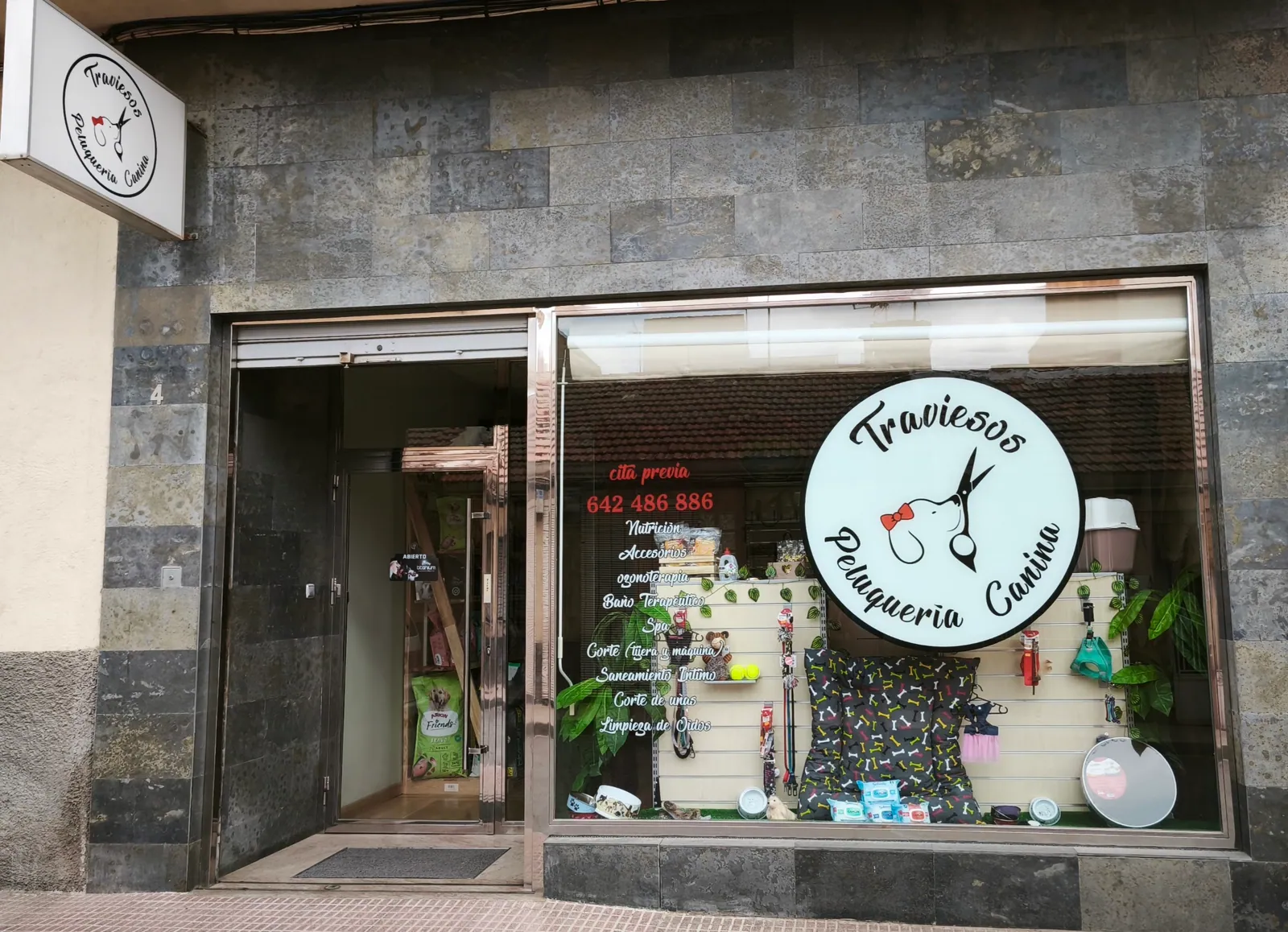 Fachada de Traviesos Peluquería Canina en la calle Emilio Cobos Sánchez, 4, de Totana
