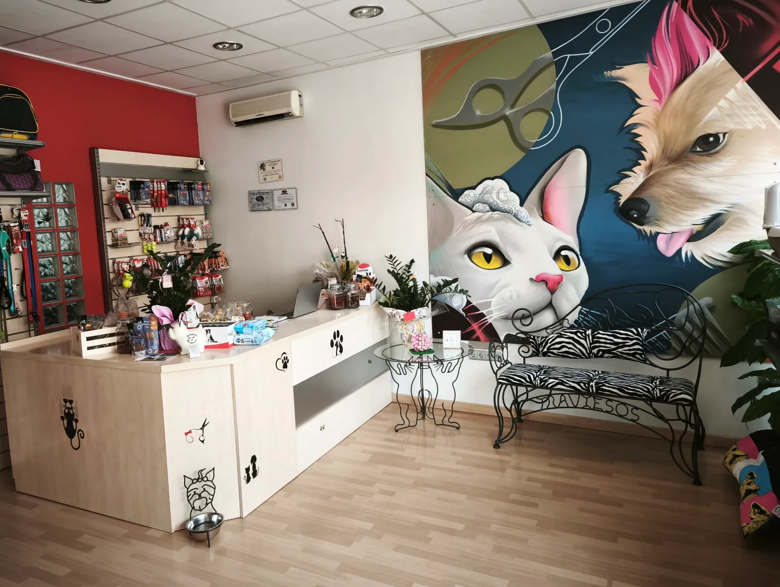 Recepción de Traviesos con el mural del perro y el gato